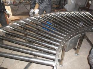 不銹鋼90度轉彎雙鏈輪滾筒輸送機 高效傳動與靈活轉向的工業利器